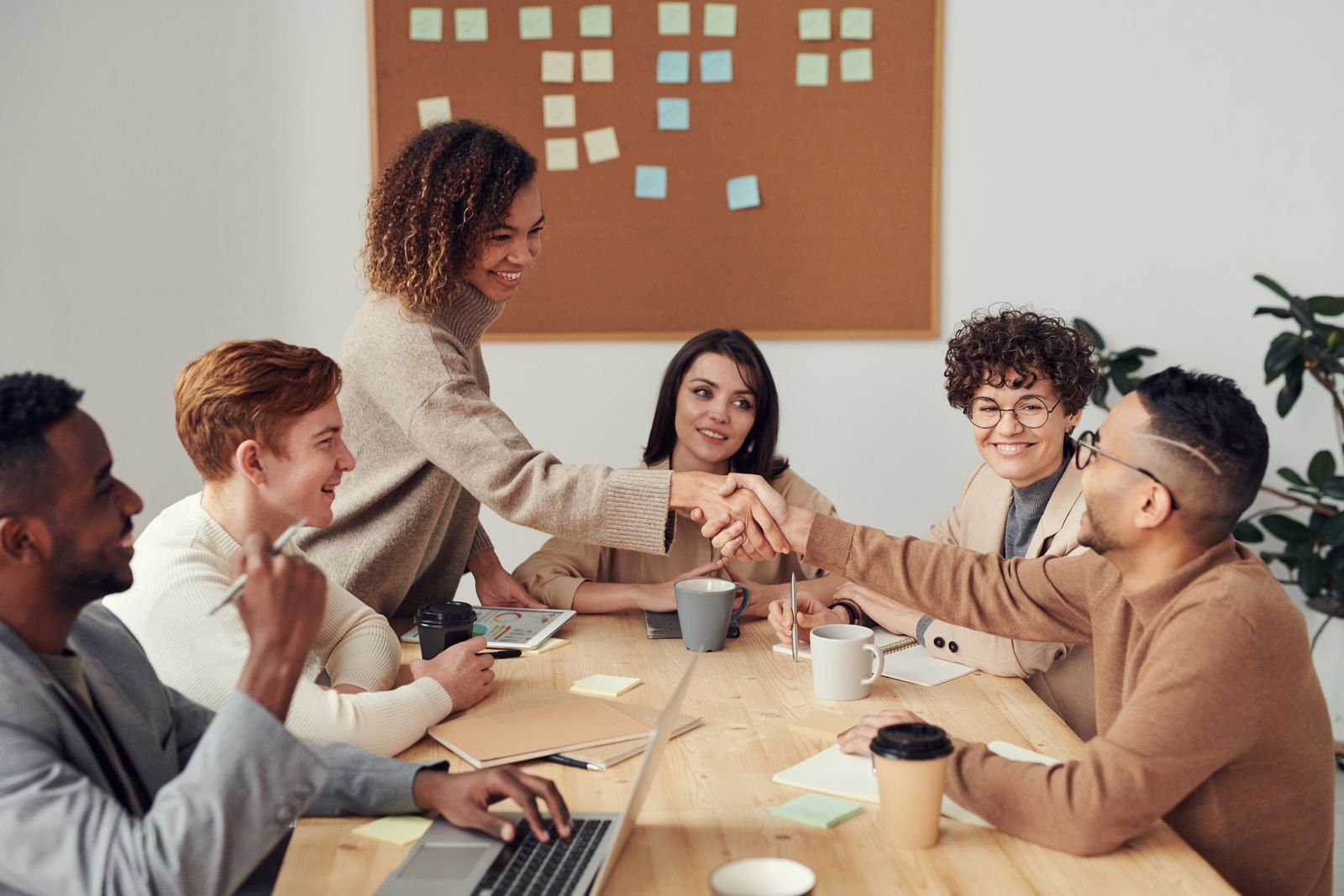 Diverse Team bei der Arbeit